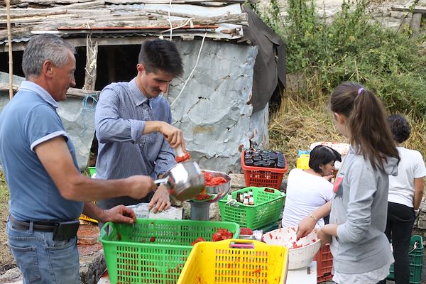 Appennino - Famiglia che prepara la salsa di pomodoro