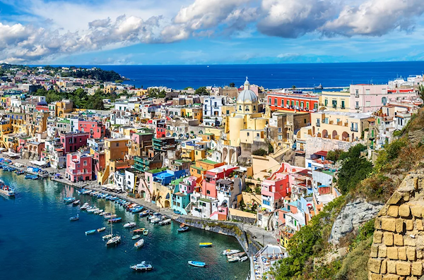 Procida - Case colorate lungo la riva