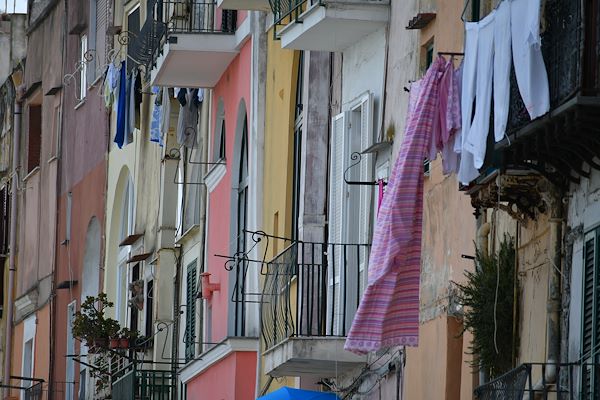 Procida - La bellezza delle case dipinte