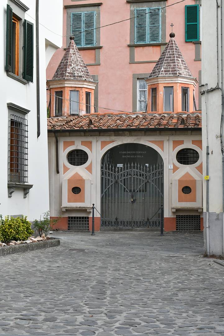 Un ingresso delle Terme a Bagni alla Villa