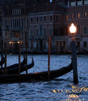 Quel delicato equilibrio delle gondole veneziane