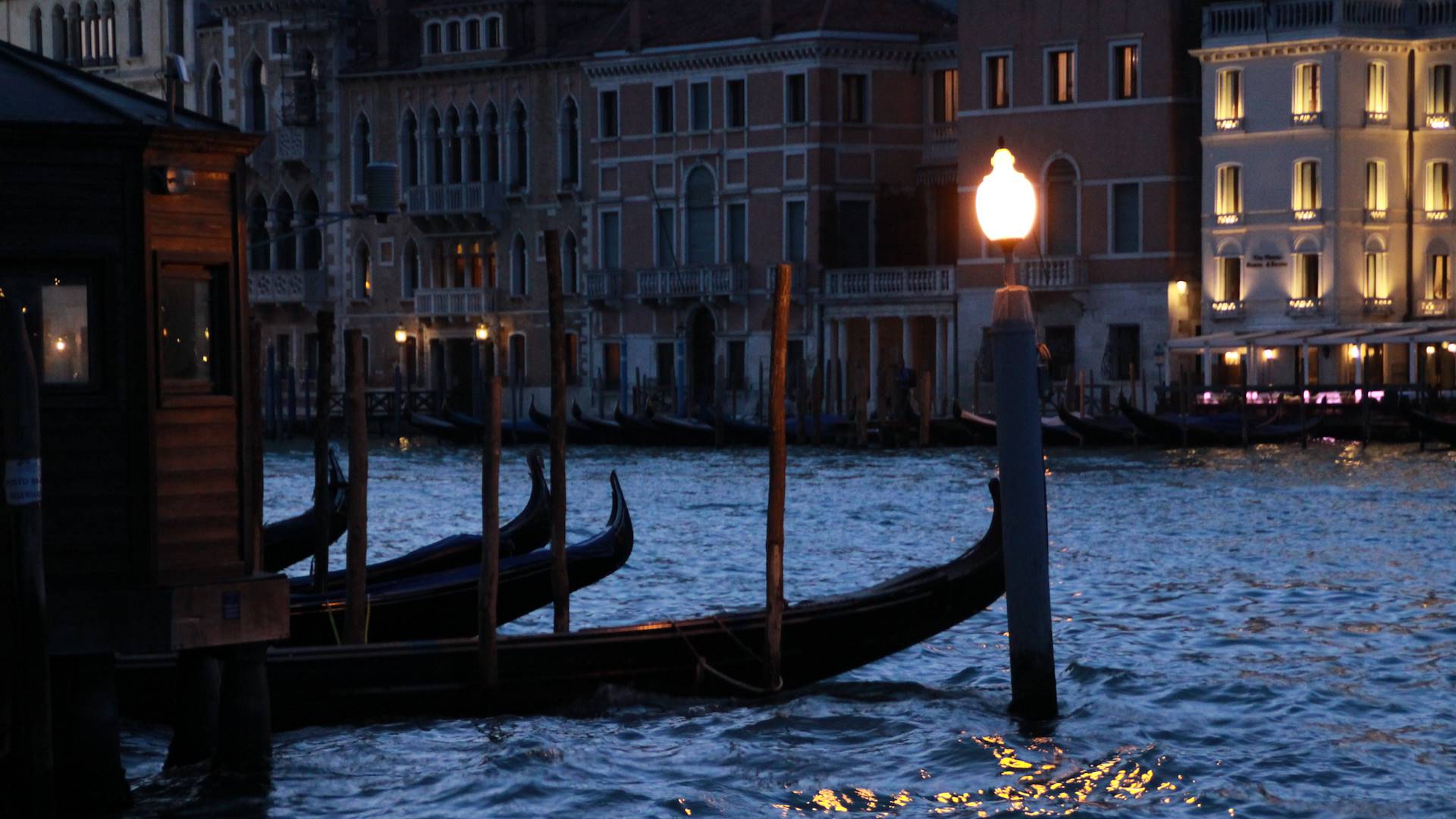 Quel delicato equilibrio delle gondole veneziane